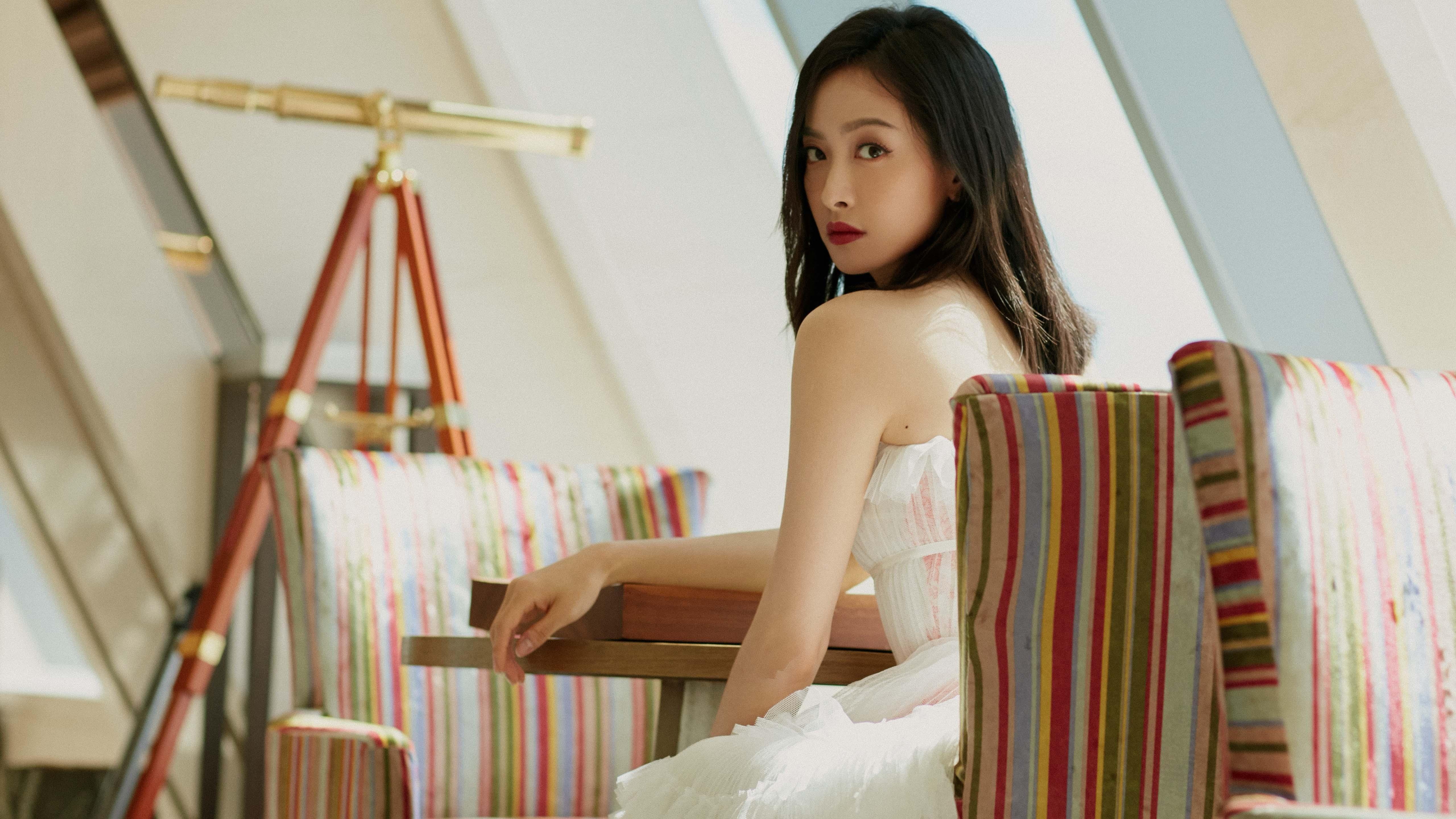 沃尔夫斯堡中场组织能力受到称赞，成为球队关键先生，沃尔夫斯堡队主客场球衣