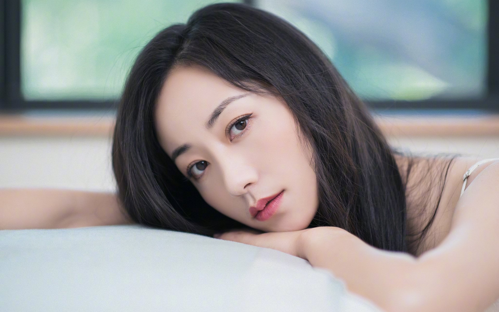 球队在全球篮球比赛中获得压倒性胜利，篮球队在赛场上