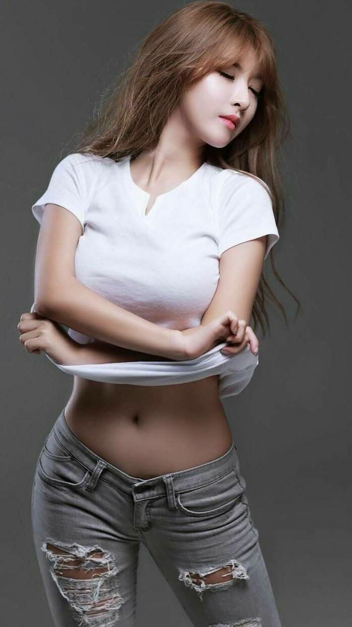 “高新体育中心：武术选手展现超凡体能与技巧，比赛高潮迭起”